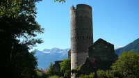Festungsturm in Mals und Tschenglser Hochwand im Hintergrund