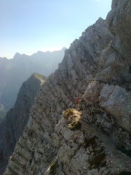 Tina im Klettersteig und im Hintergrund noch mehr Kletterer