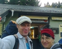 Heiko und Tina vor dem Ausschank der Assi Platte
