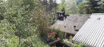 Moritz teert das Dach