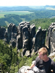 Blick zu Dreifingerturm und Kollegen